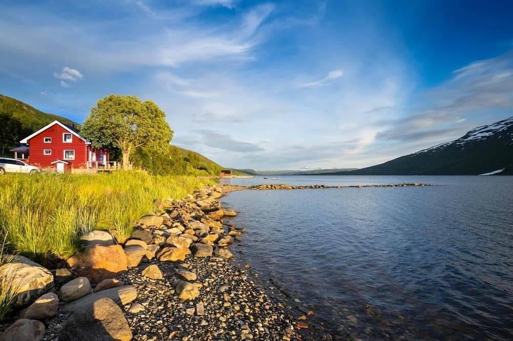 Liebevoll renoviertes Fjordhouse in Malsnes mit eigenem Strand in Målselv