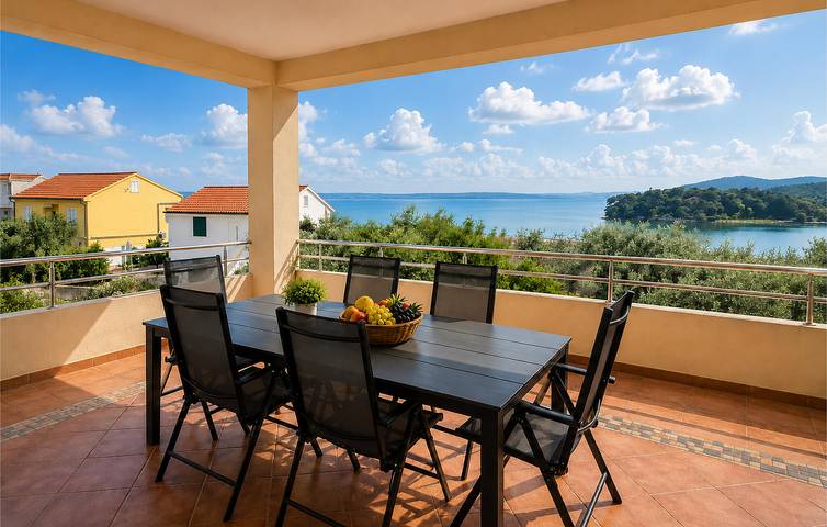 Ganze Ferienwohnung, Gemütliche 2-Zimmer-Wohnung mit Terrasse, 200 m von der Küste in Sutomiscica entfernt in Plaža Jaz, Poljana