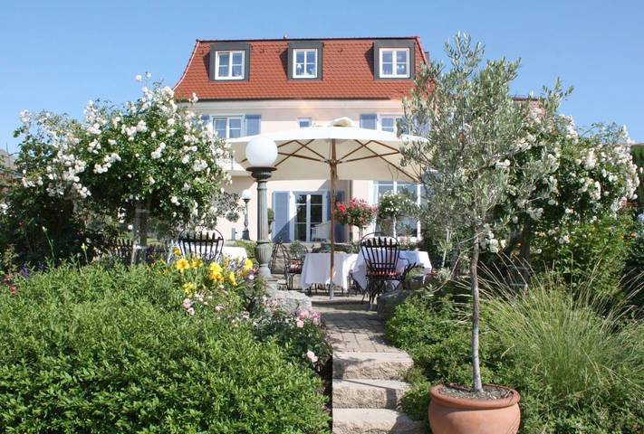 Hotel, mit Balkon und Terrasse sowie Garten und Seeblick in Meersburg