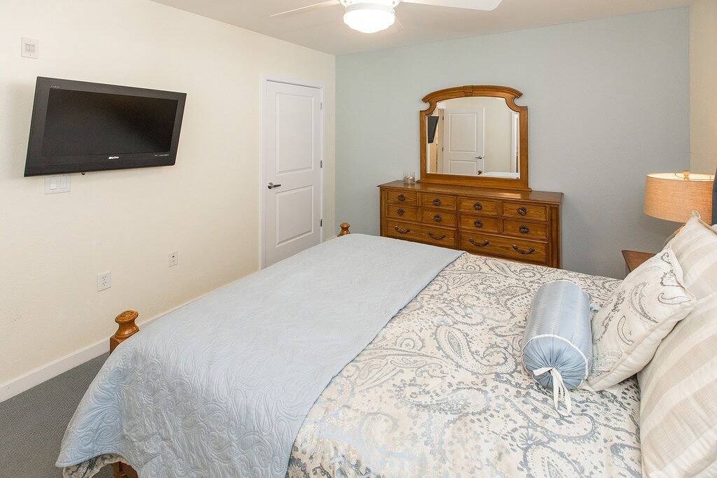 Ganze Wohnung, Comfortably furnished condo with glimpses of Back Bay, pool & gym in Sandbridge Beach, Sandbridge