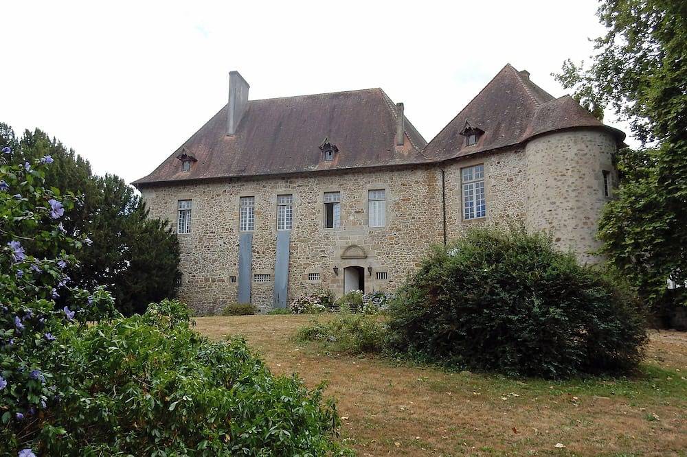 Une charmante chambres d'hôtes avec terasse privé au parc de Limousin. in Saint-Auvent, Parc naturel régional Périgord-Limousin