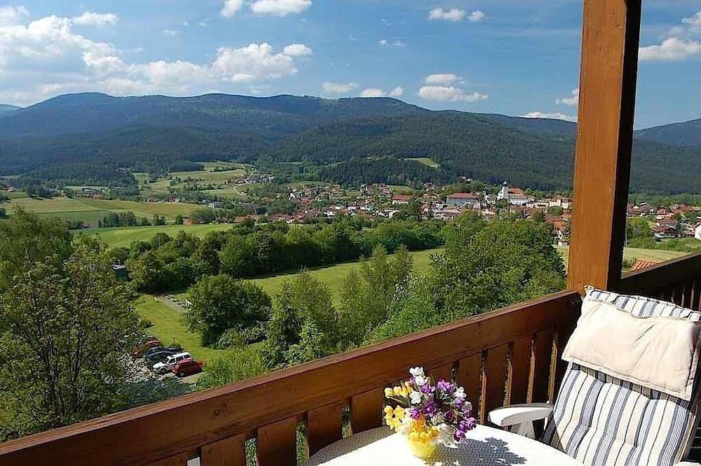Entire apartment, Vacation apartment with a panoramic view, modern, by a golf course, wellness in Lam, Eastern Bavaria