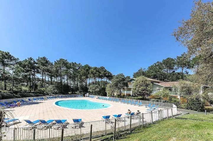 Gîte pour 4 personnes, avec piscine dans Golf De Pinsolle - 4