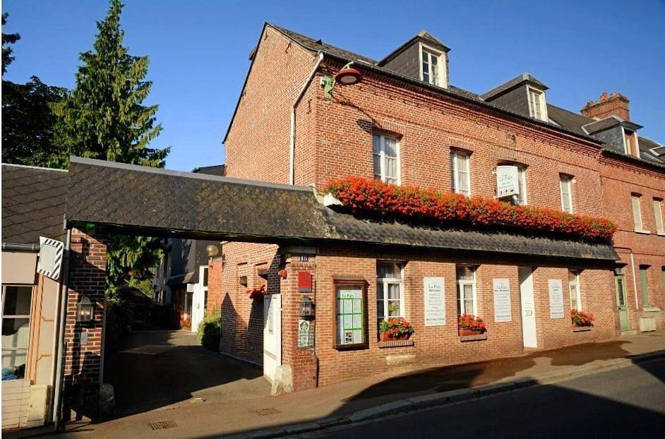 Hôtel Restaurant La Paix La Robe et le Palais in Forges-les-Eaux, Région de Dieppe