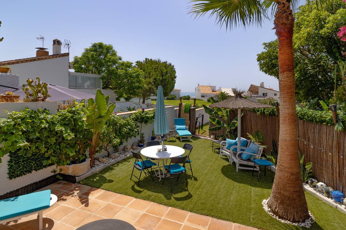Villa 'Bahia Dorada' 50 m to the Beach with Sea View, Wi-Fi and Air Conditioning in Bahía Dorada, Estepona