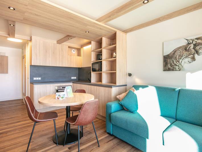 Gîte pour 4 personnes, avec piscine ainsi que terrasse et sauna, adapté aux familles dans Doucy