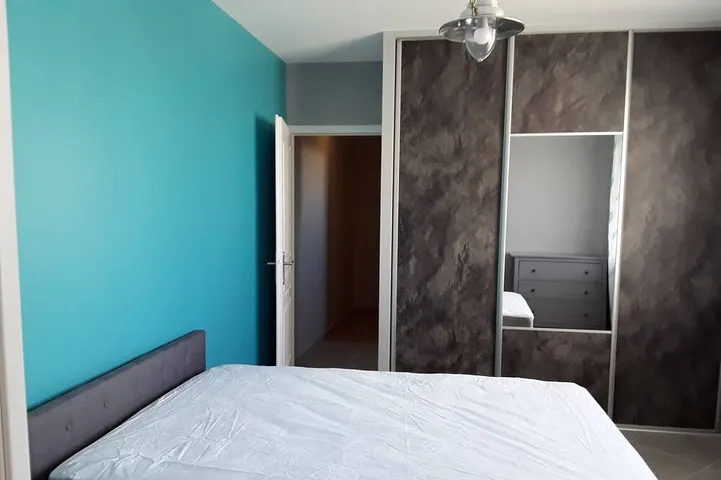Petite suite entièrement neuve.Entrée indépendante avec couloir privé in Avoine, Vallée de la Loire