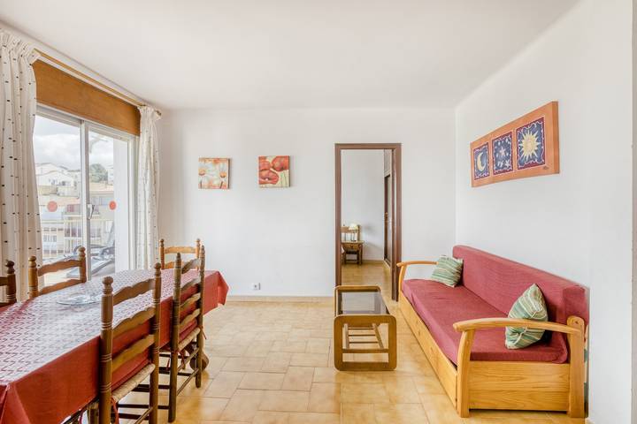 Apartamento entero, "Apartamento Mediterranean View 3-4" cerca de la playa con terraza y Wi-Fi in Platja del Port (Llanca), Llansá