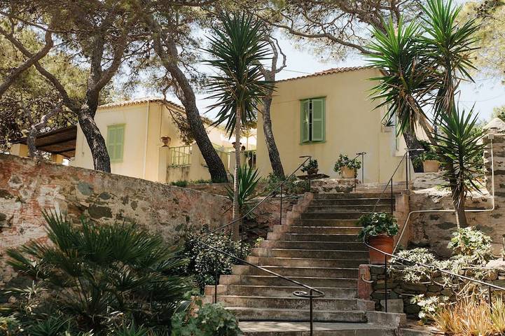 Villa for 8 people, with hot tub and garden as well as balcony, with pets in Syros