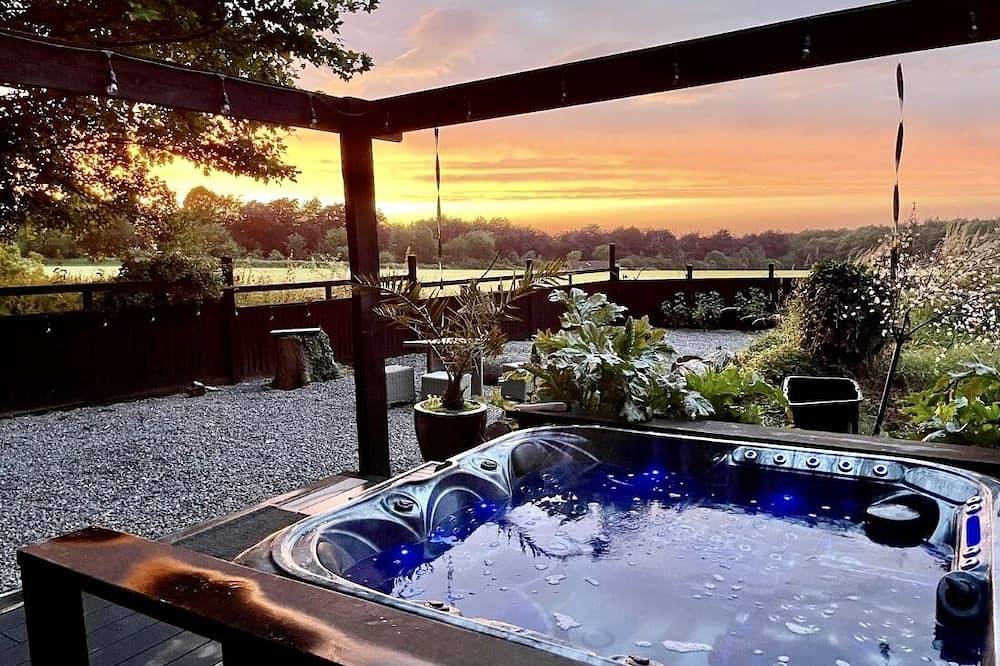 Luxury Lodge close to Clifton Suspension Bridge, hot tub. Sleeps 2 people. in North Somerset