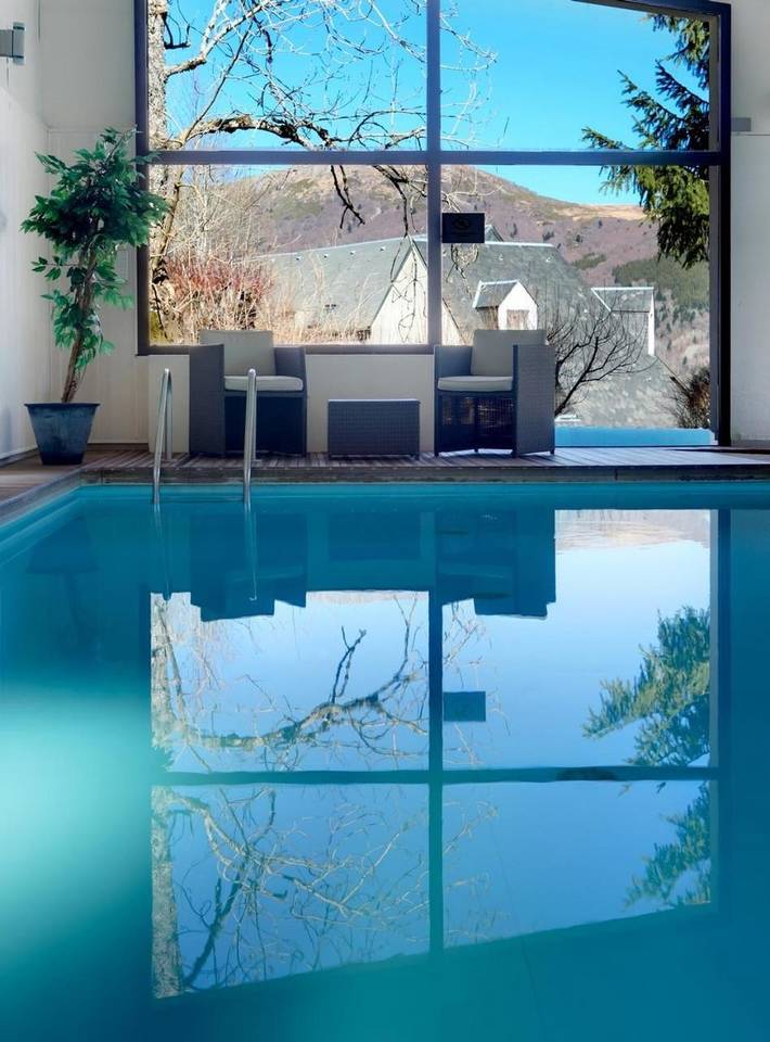 Hôtel pour 2 personnes, avec piscine ainsi que jardin et vue dans Bureau De Tourisme Du Massif Du Sancy Le Mont Dore - 2