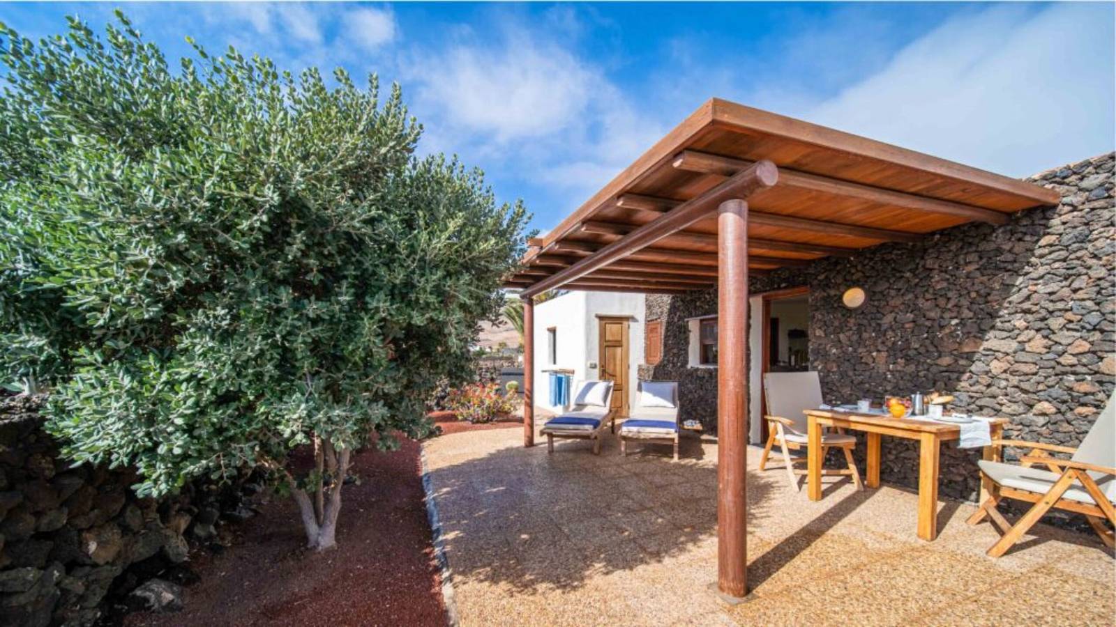 Vacation Home 'Casa Margarita 3' with Mountain View, Private Garden & Wi-Fi in Mala, Haría