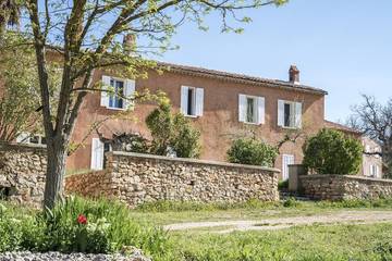 Gîte pour 6 personnes, avec jardin à La Verdière