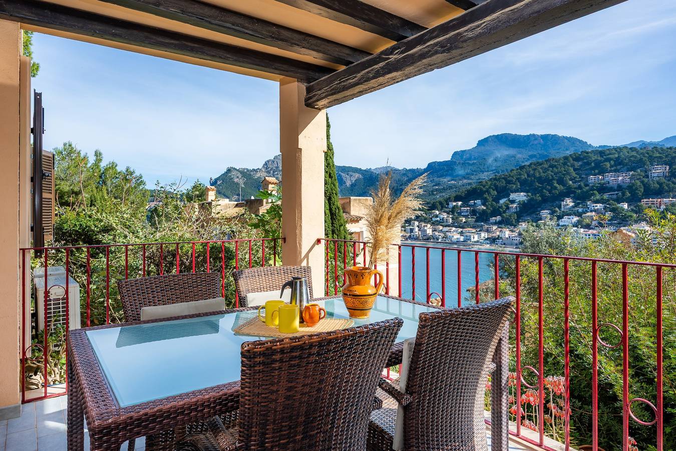 Entire apartment, Renovated 2026! Air-Conditioned Apartment with Seaview, shared pool and Wi-Fi in Port de Sóller in Port de Sóller, Sóller