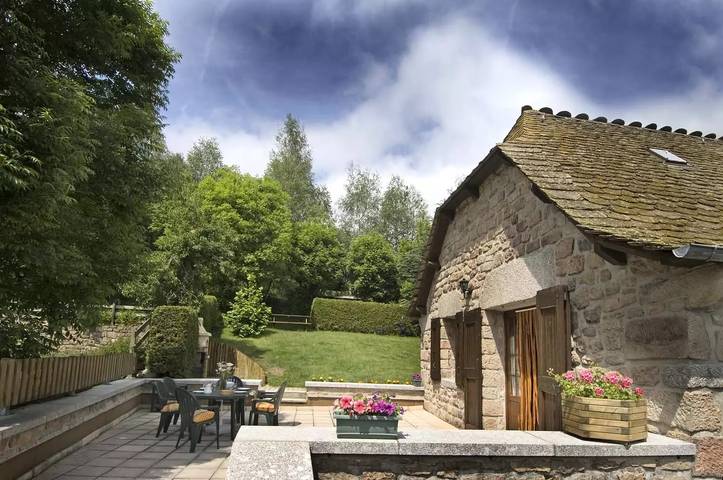 Gîte pour 4 personnes, avec jardin et piscine dans Peyre-en-Aubrac - 2