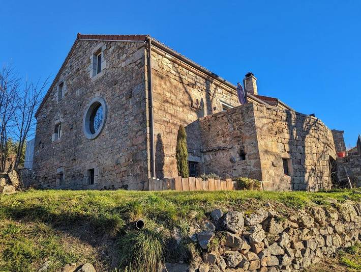 Location de vacances pour 14 personnes, avec Balcon ainsi que Terrasse et Jardin à Lapte - 2