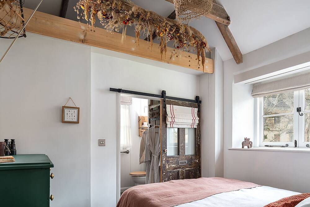 Filly Island - sleeps 2 guests  in 1 bedroom in South Cerney, Gloucestershire