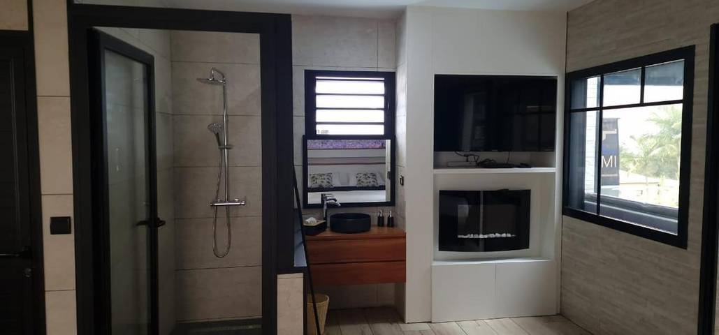 Gîte pour 2 personnes, avec piscine ainsi que terrasse et vue dans Les Makes - 4