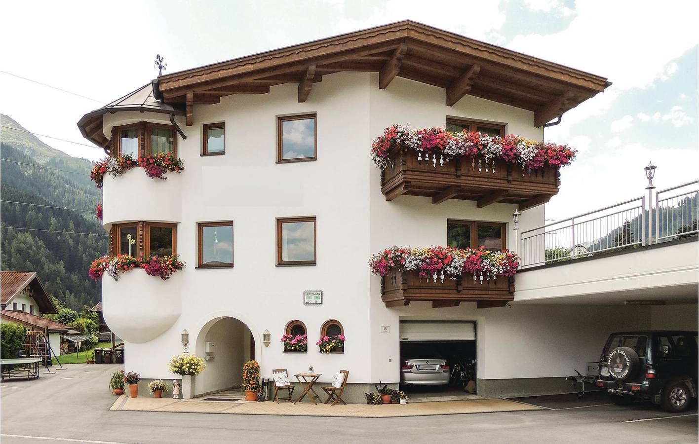 Ganze Ferienwohnung, Appartement mit Bergblick, Parkplatz und Terrasse in Sankt Anton am Arlberg, Arlberg
