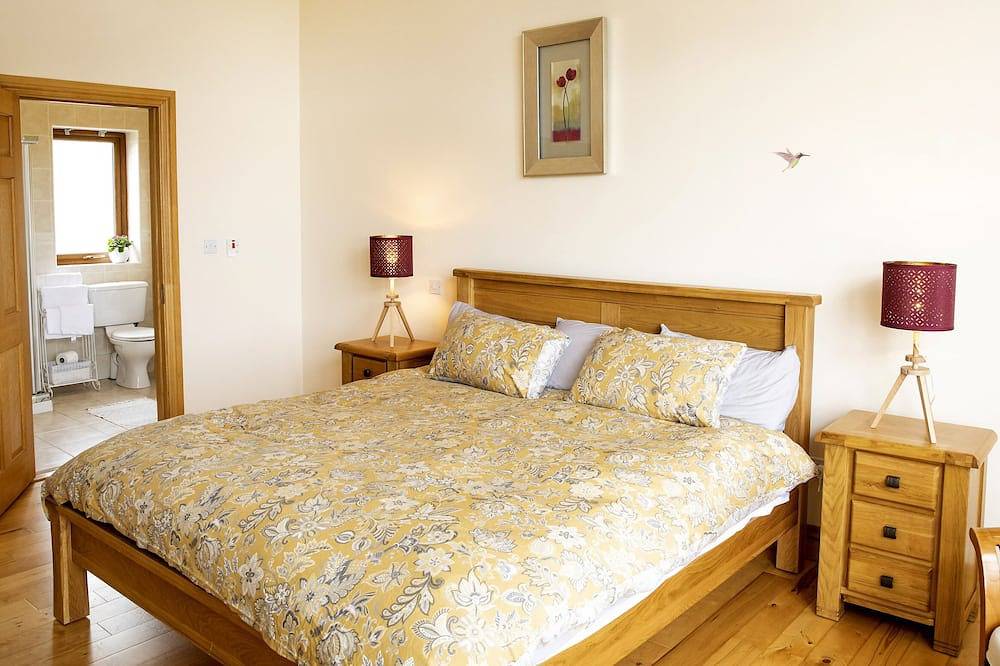 Ein modernes Haus mit Panoramablick auf Lough Islandeady und die umliegende Landschaft in Castlebar, County Mayo