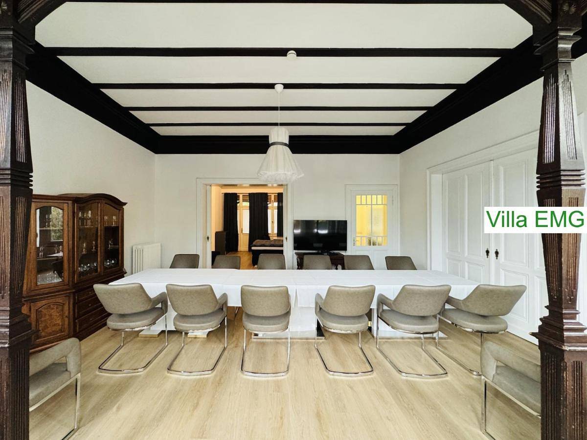 Ferienhaus Villa Emg Velbert nah Düsseldorf Essen Dortmund, Familien Gruppen bis 27 Personen, 3 Küchen, Kaminofen, Terrasse in Langenberg (Velbert), Velbert