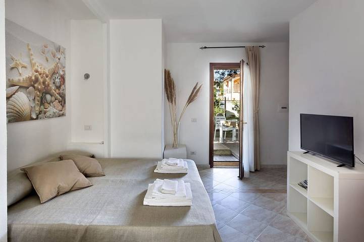 Casetta Gli Ulivi -B- Studio mit Garten in Arzachena, Gallura