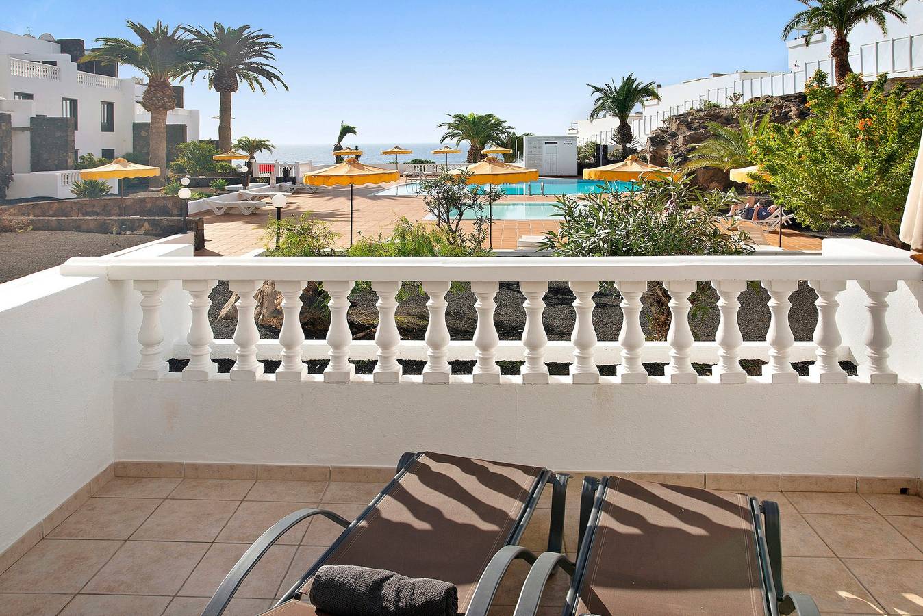 Entire apartment, Holiday Apartment "Perla del Playa Grande" with Sea View, Shared Pool & Wi-Fi in Puerto del Carmen, Tías