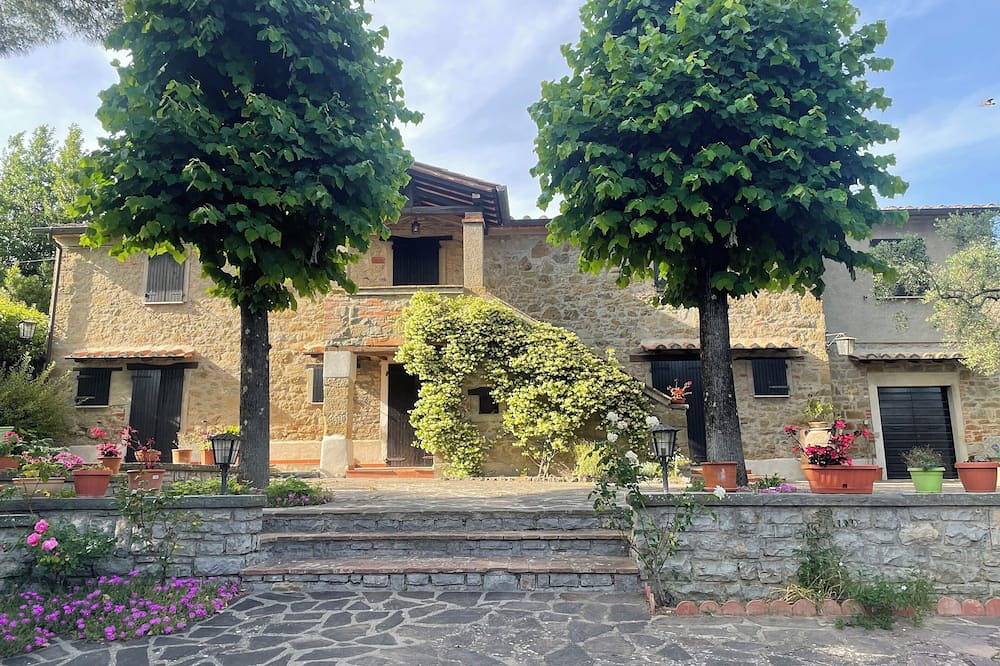 Typical stone cottage with large garden and private parking space in Passignano sul Trasimeno, Lago Trasimeno