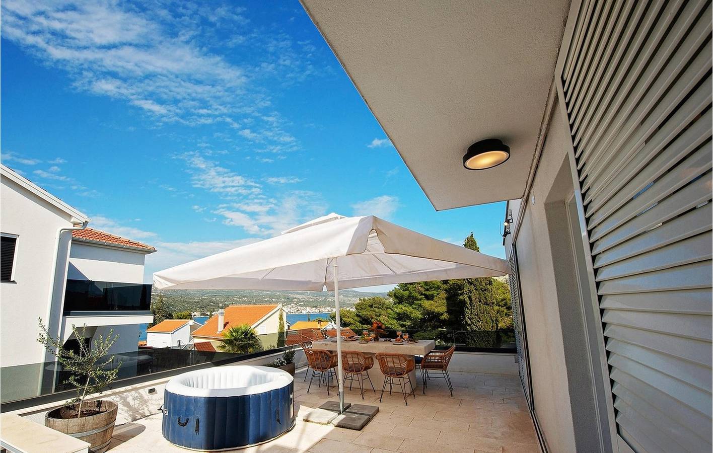Retraite en bord de mer : appartement spacieux avec piscine et vue sur l'océan, à 1 km de la plage in Rogoznica, Šibenik-Knin