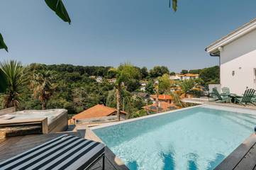 Villa pour 8 personnes, avec jacuzzi ainsi que piscine et balcon à Biarritz