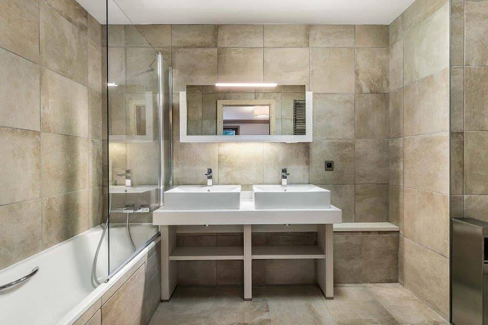 Entire apartment, Modern apartment in Courchevel with parking and Wifi in Saint-Bon-Tarentaise, Les Trois Vallées