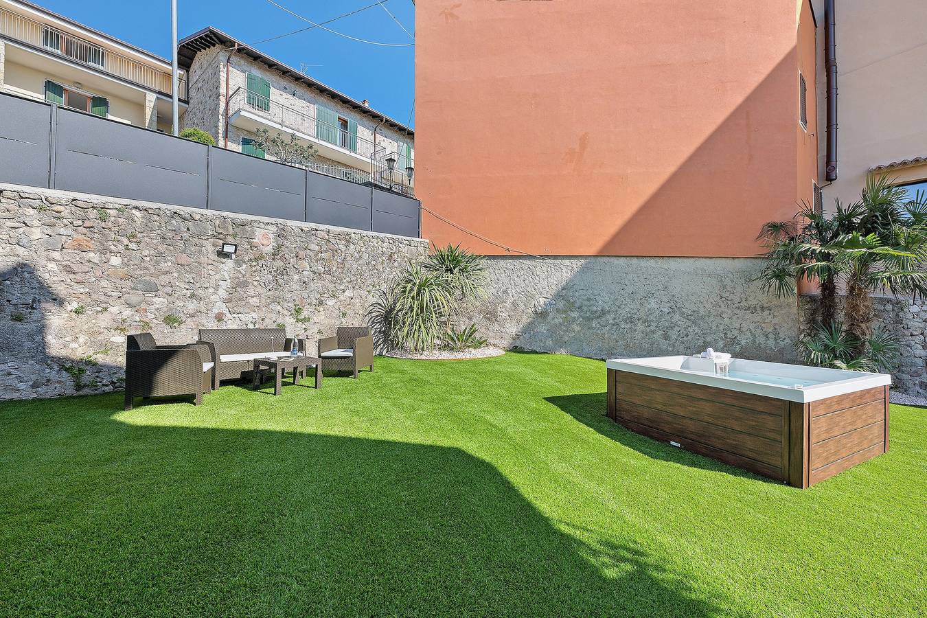 Ganze Wohnung, Apartment 'Ca' Due Cuori' mit Seeblick, Wlan und Klimaanlage in Torri del Benaco, Gardasee-Berge