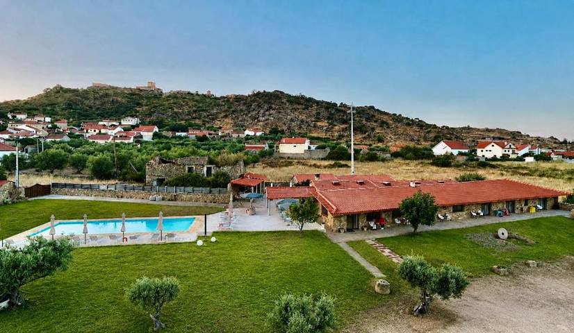 Location de vacances pour 2 personnes, avec Terrasse ainsi que Jardin et Piscine dans Marialva