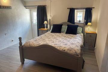 Location de vacances pour 4 personnes, avec piscine et jardin à Brux