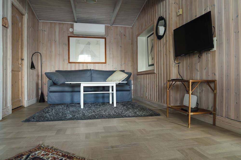 House with hot tub on the beach near Stockholm in Kummelnäs, Nacka