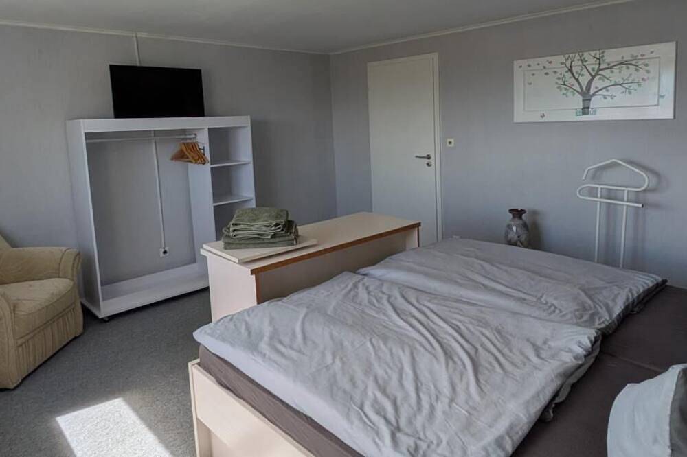 Ganze Wohnung, Großzügige Ferienwohnung mit viel Platz zwischen Tollenseesee und Müritz in Hohenzieritz, Mecklenburg-Strelitz