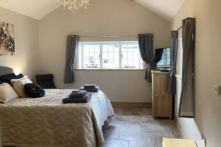 A luxury retreat in the Forest of Dean with hot tub. Great for cycling/walking in Gloucestershire