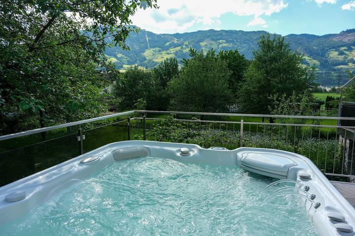 Ferienwohnung für 5 Personen, mit Terrasse und Whirlpool sowie Garten