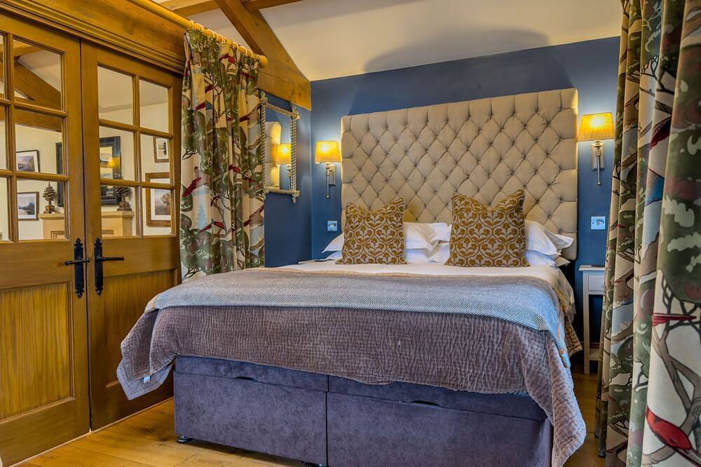 Luxury, romantic boathouse on the shores of Lake Ullswater, perfect for special occasions. in Lake District