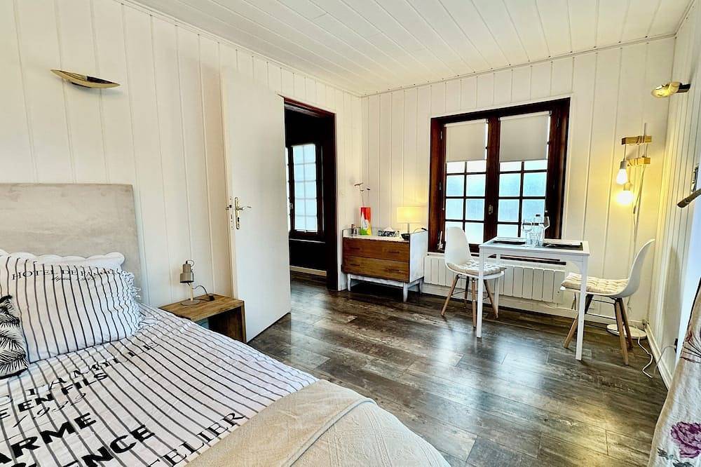 Entire apartment, Studio du Bourgneuf in Chartres, with terrace, garden and swimming pool in Chartres, Chartres region