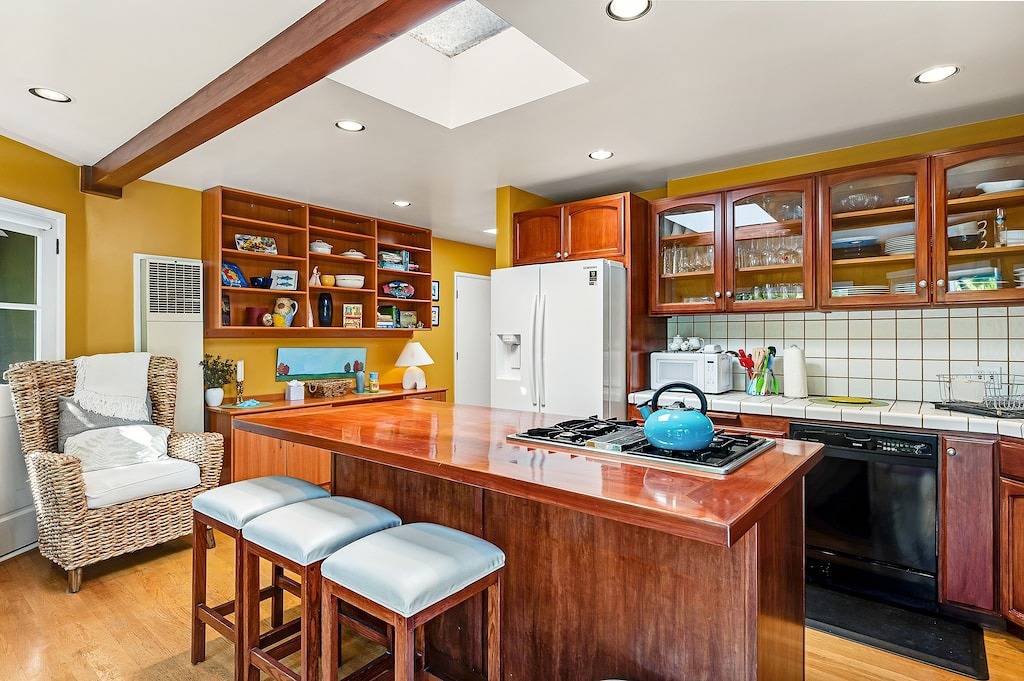 Charming, Single-Level Home w/ Fast Wifi, Gas Fireplace, & a Furnished Patio in Santa Barbara, Santa Barbara County