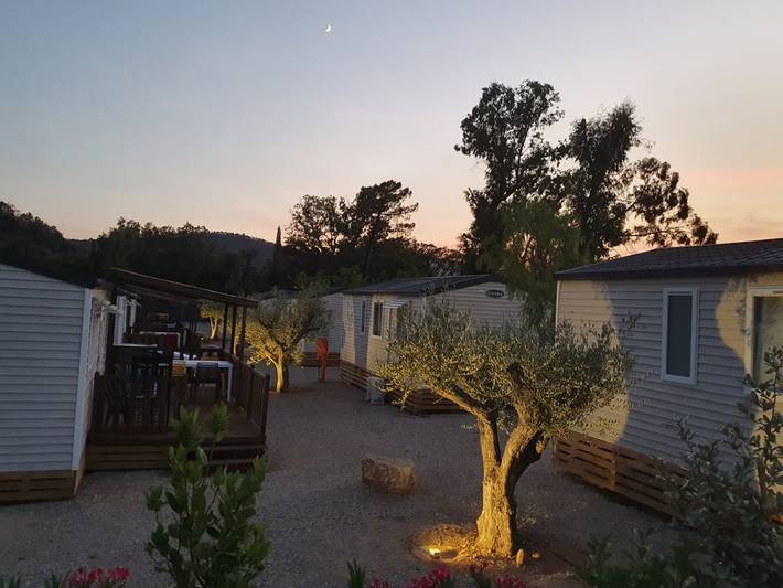 Camping pour 4 personnes, avec Terrasse et Piscine