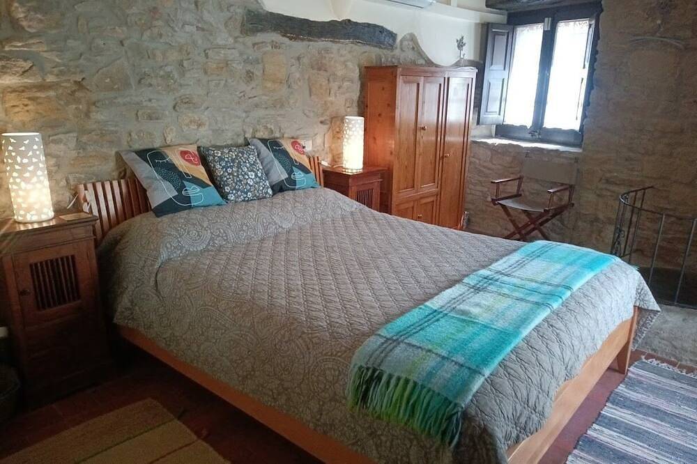 Timeless stone villa with private pool and garden in Peratallada - near the sea. in Forallac, Costa Brava