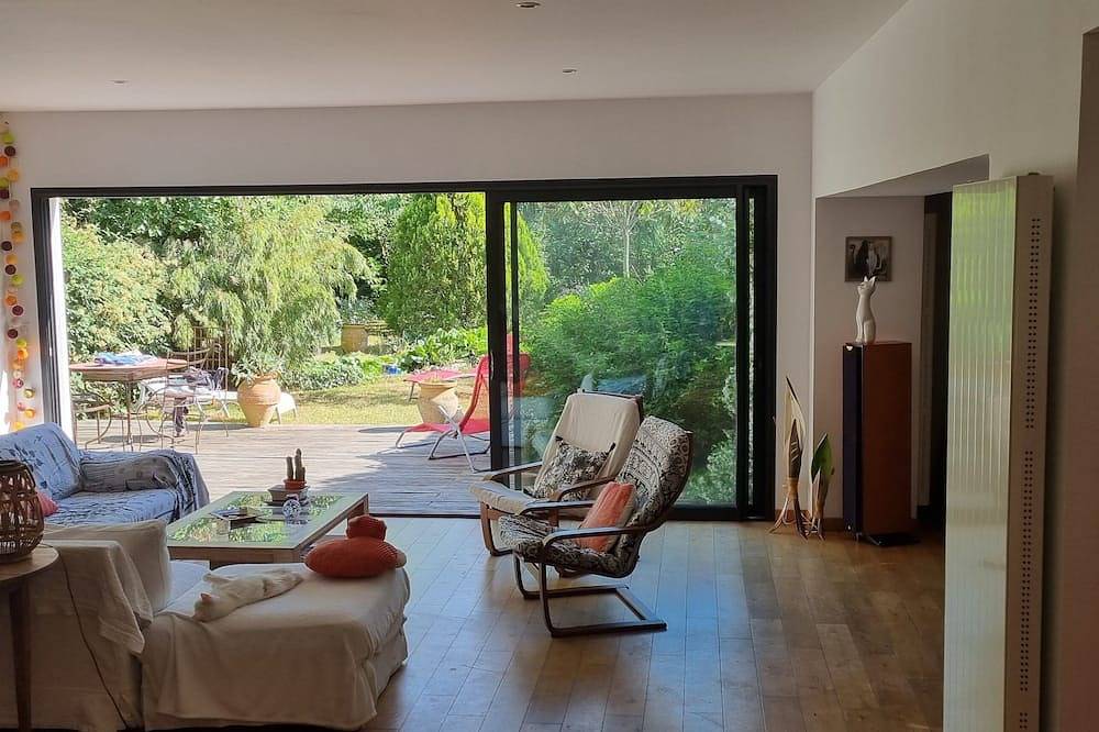 Grande maison dans jardin arboré à 500 m de la plage in Angoulins, Région de La Rochelle