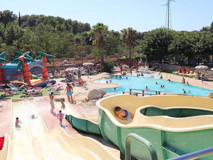 Camping pour 4 personnes, avec Terrasse ainsi que Bassin pour enfant et Piscine