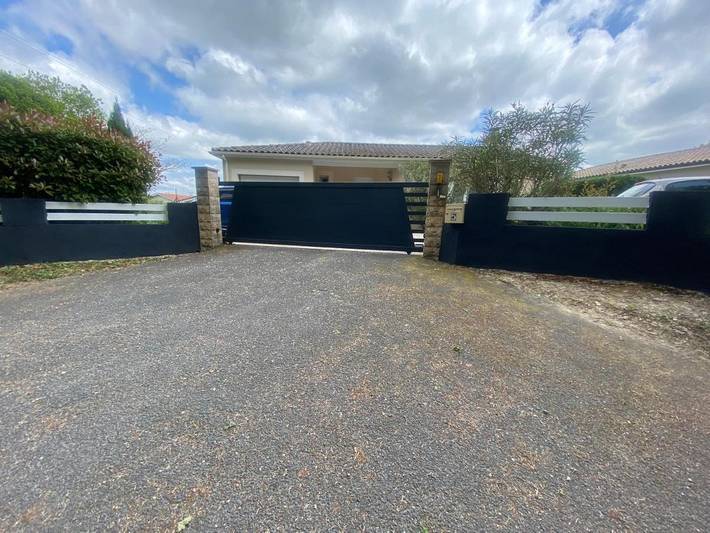 Location de vacances pour 2 personnes, avec terrasse et piscine ainsi que vue et jardin à Sadirac - 3