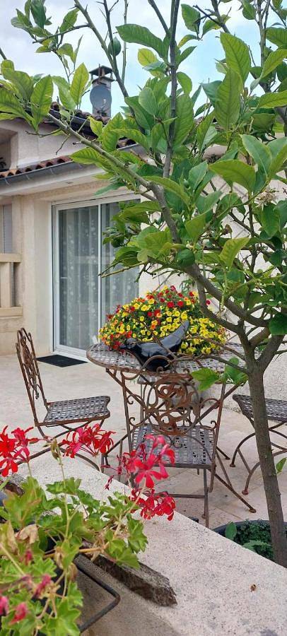 Gîte pour 2 personnes, avec Terrasse ainsi que Jardin et Vue à Échallat