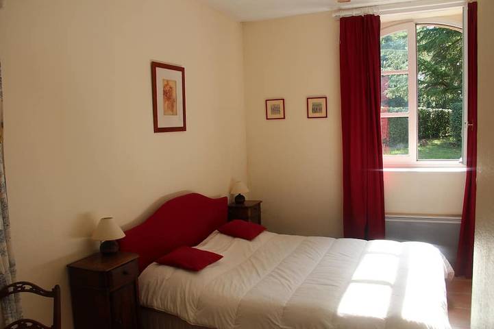 Independent cottage in park with large pool in Tarn-et-Garonne