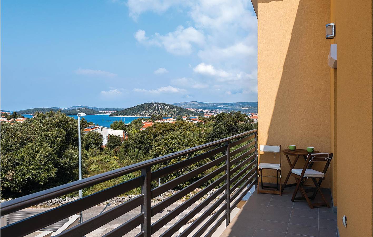 Ferienhaus für 5 Personen mit Terrasse in Razanj, Šibenik-Knin