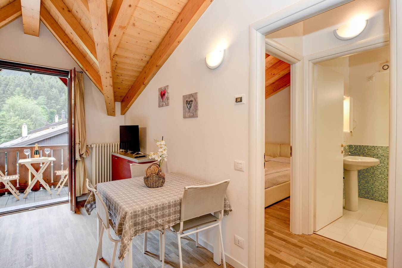 Ganze Wohnung, Wohnung 'Rosa delle Dolomiti Bilocale3' mit Bergblick & Gemeinschaftssauna in Carisolo, Adamello-Presanella-Alpen